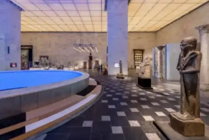 ممر داخلي مضاء داخل المتحف